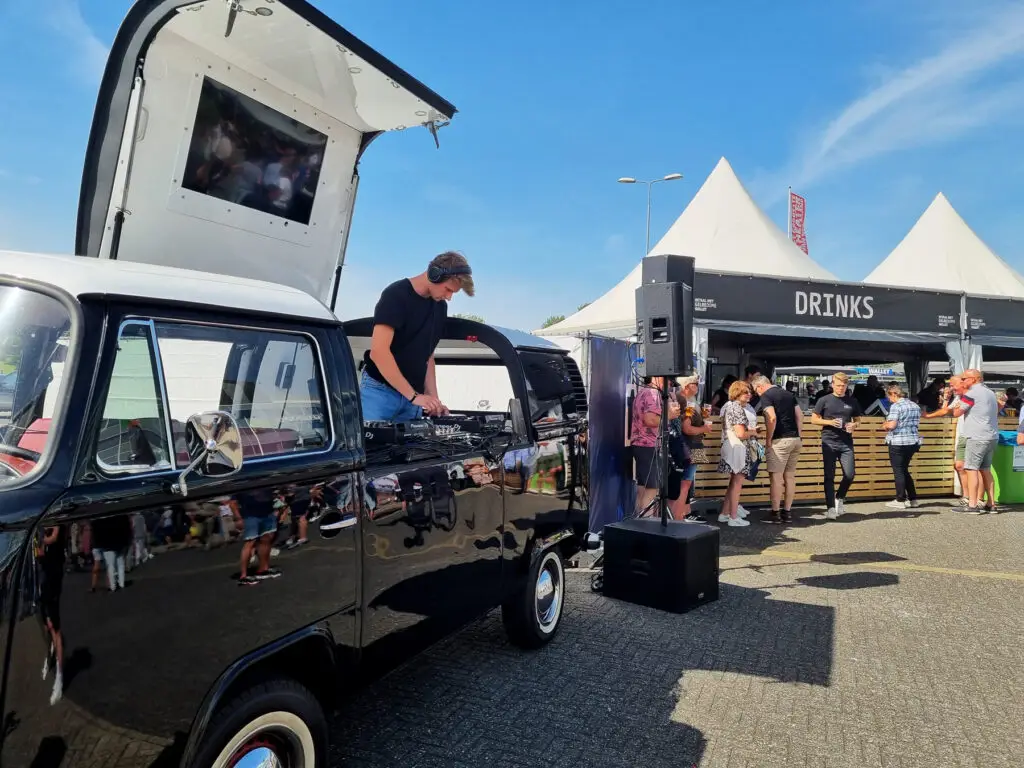 Soulbeats DJ-bus op buitenplein bij Gelredome