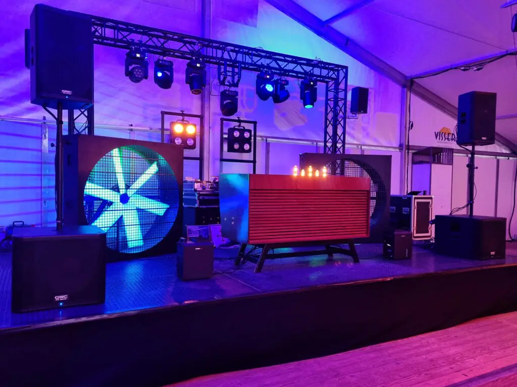 retro booth met lichtset in een feesttent