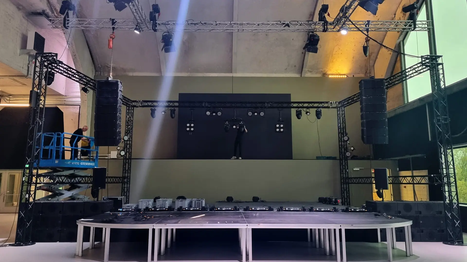 Opbouw van een lichtset op een event locatie