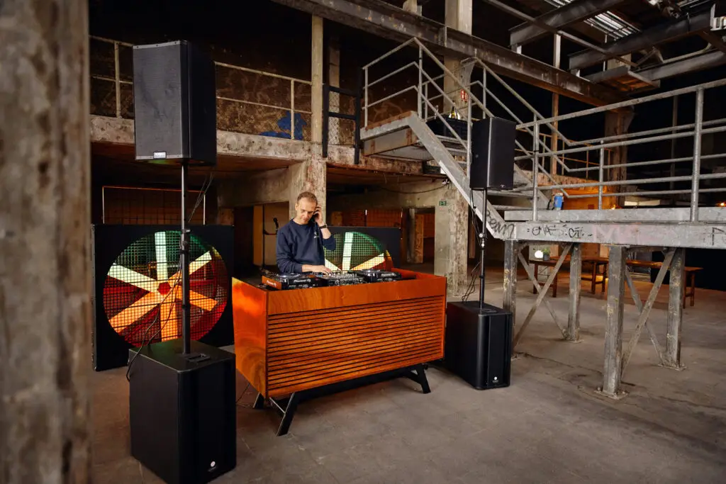 DJ draait in de oude melkfabriek in Arnhem